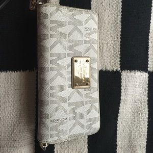 Micheal Kors wallet wristlet